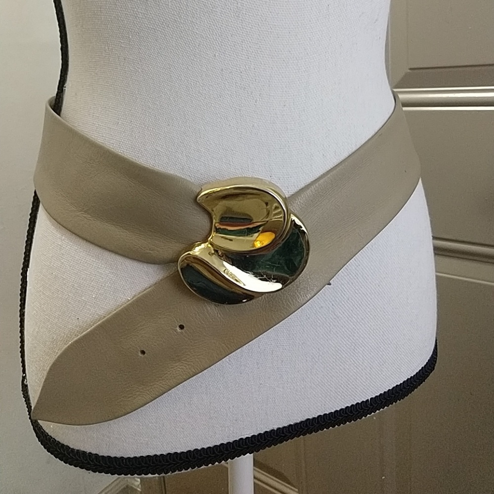 Vintage 80s leather belt with gold buckle